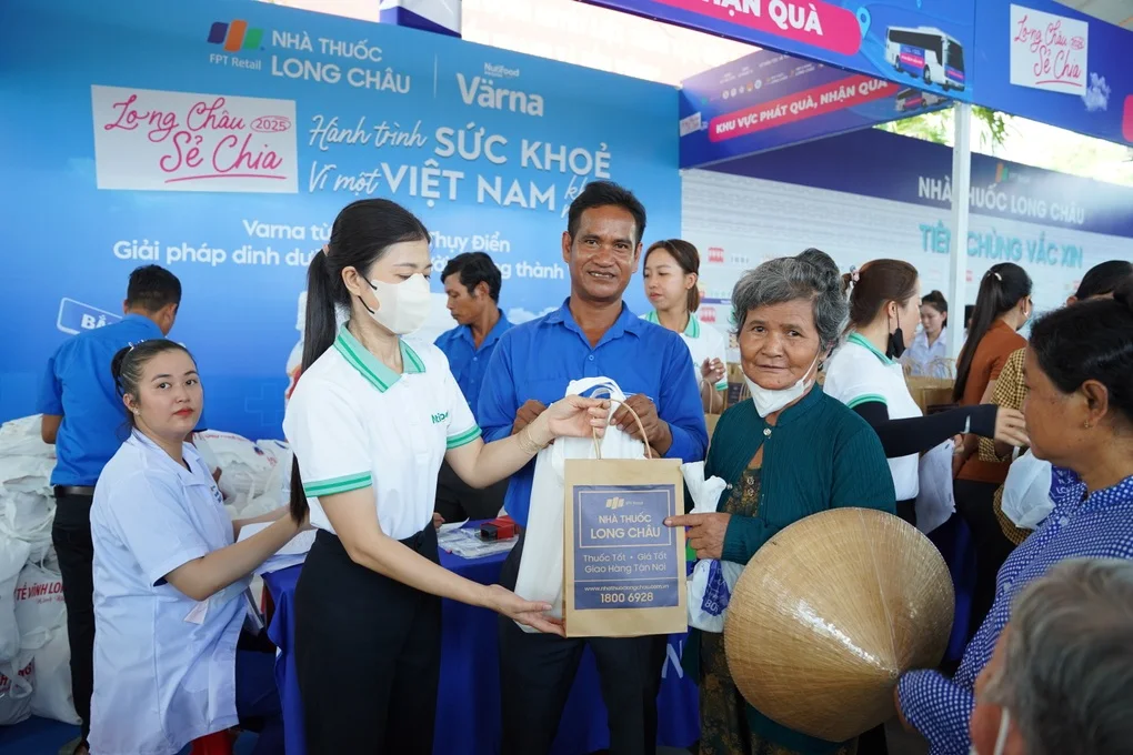 Long Châu đồng hành Sở Y tế Vĩnh Long khám, phát thuốc miễn phí cho người dân - 4 Long Châu đồng hành Sở Y tế Vĩnh Long khám, phát thuốc miễn phí cho người dân - 4