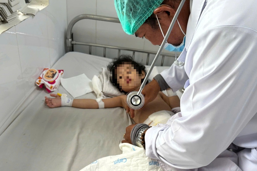 Bé gái 4 tuổi ở Cần Thơ có biểu hiện hội chứng “công chúa tóc mây”