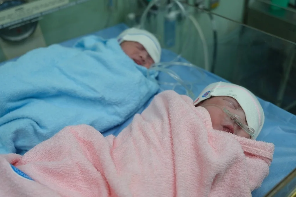 Đề xuất ưu tiên nâng lương cho người sinh đủ 2 con trước 35 tuổi - 1