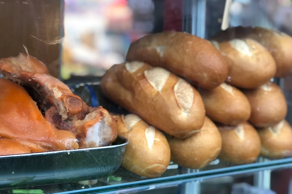 Bệnh viện báo cáo vụ nhiều cháu bé đi cấp cứu sau khi ăn bánh mì ở TPHCM