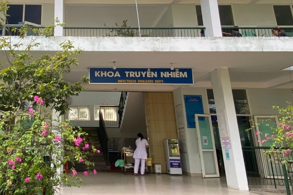 Thai phụ và 13 người nhập viện sau khi ăn bánh mì mua trong thôn - 1