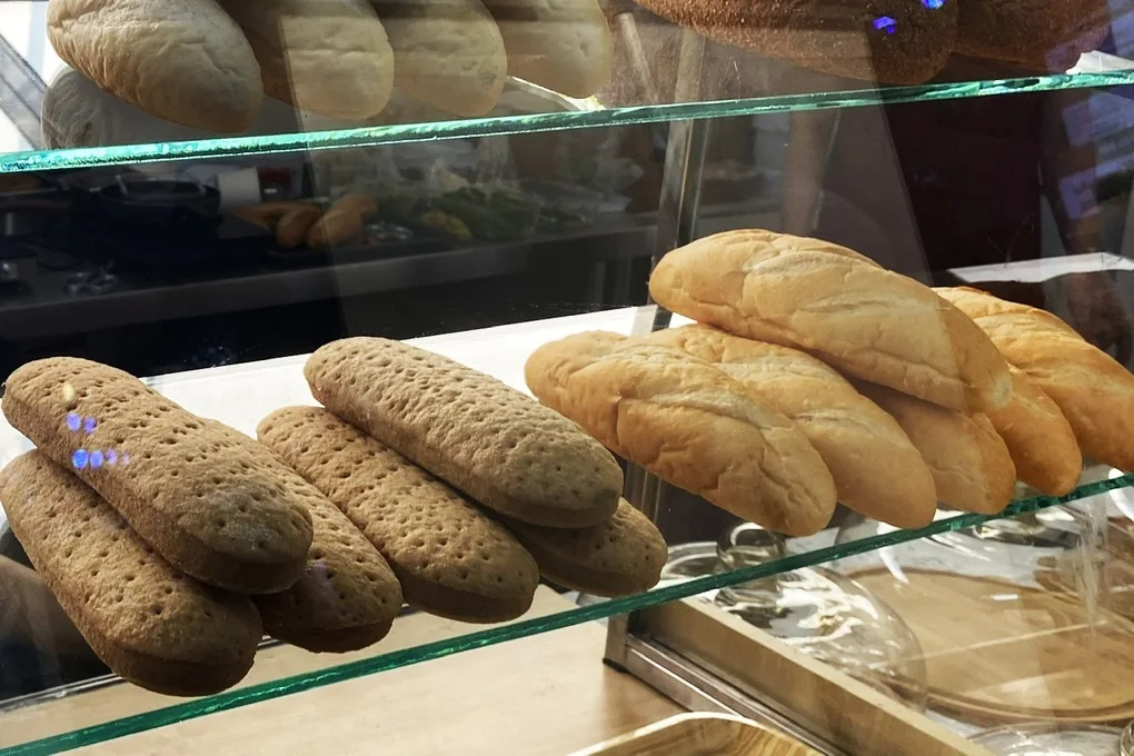 Vụ đi cấp cứu sau ăn bánh mì ở TPHCM: 65 học sinh có triệu chứng bất thường - 1