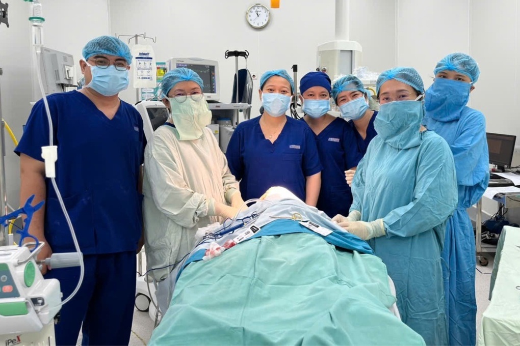 Chơi trước nhà, bé trai 5 tuổi bị chó béc-giê cắn biến dạng mặt nặng nề