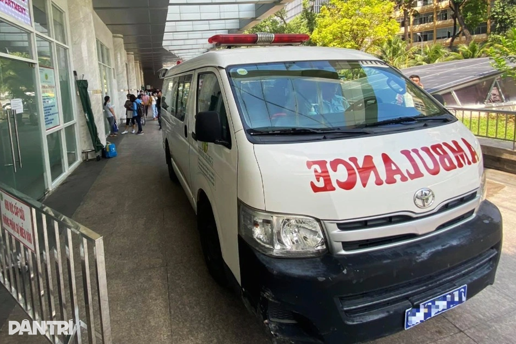 Nam sinh lớp 8 ở TPHCM rơi từ tầng 2 trường học, vào hai bệnh viện cấp cứu