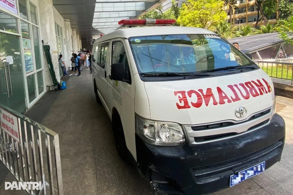 Nam sinh lớp 8 ở TPHCM rơi từ tầng 2 trường học, vào hai bệnh viện cấp cứu - 1