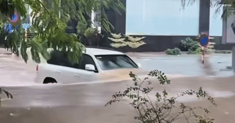Những chiếc xe có màn lội nước ấn tượng ở trận ngập lụt Hà Nội