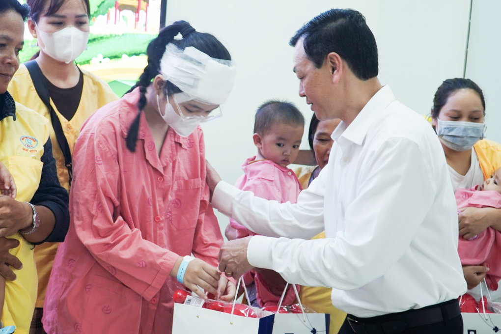 Khi bệnh viện điều trị chuyên sâu người lớn tổ chức Trung thu cho… trẻ em