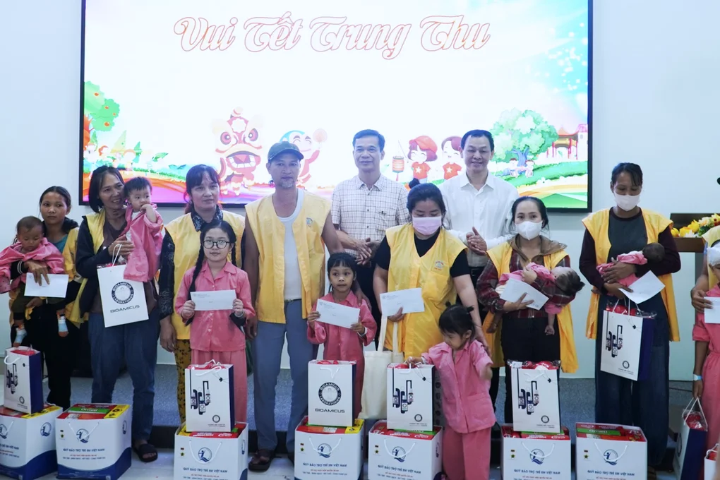 Khi bệnh viện điều trị chuyên sâu người lớn tổ chức Trung thu cho… trẻ em - 2 Khi bệnh viện điều trị chuyên sâu người lớn tổ chức Trung thu cho… trẻ em - 2