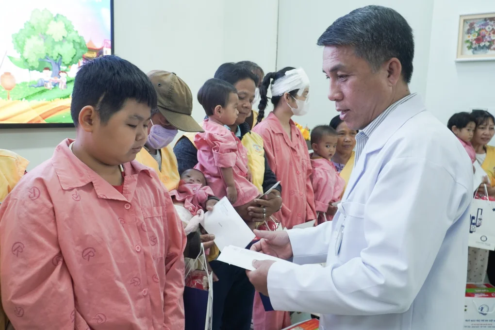 Khi bệnh viện điều trị chuyên sâu người lớn tổ chức Trung thu cho… trẻ em - 3 Khi bệnh viện điều trị chuyên sâu người lớn tổ chức Trung thu cho… trẻ em - 3