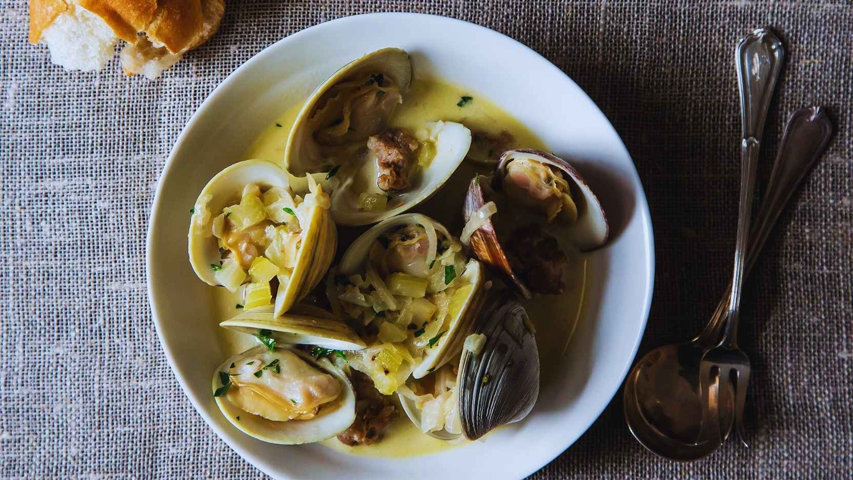 Shaoxing Wine Manila Clams (Chinese “Drunken” Style)