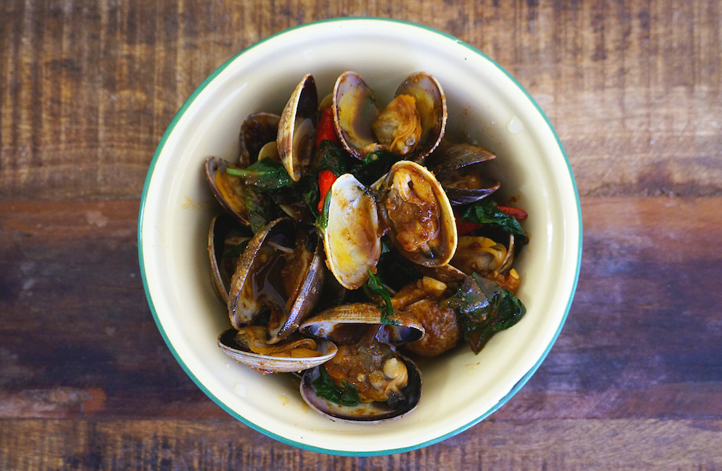spicy clams in thai roasted chili paste