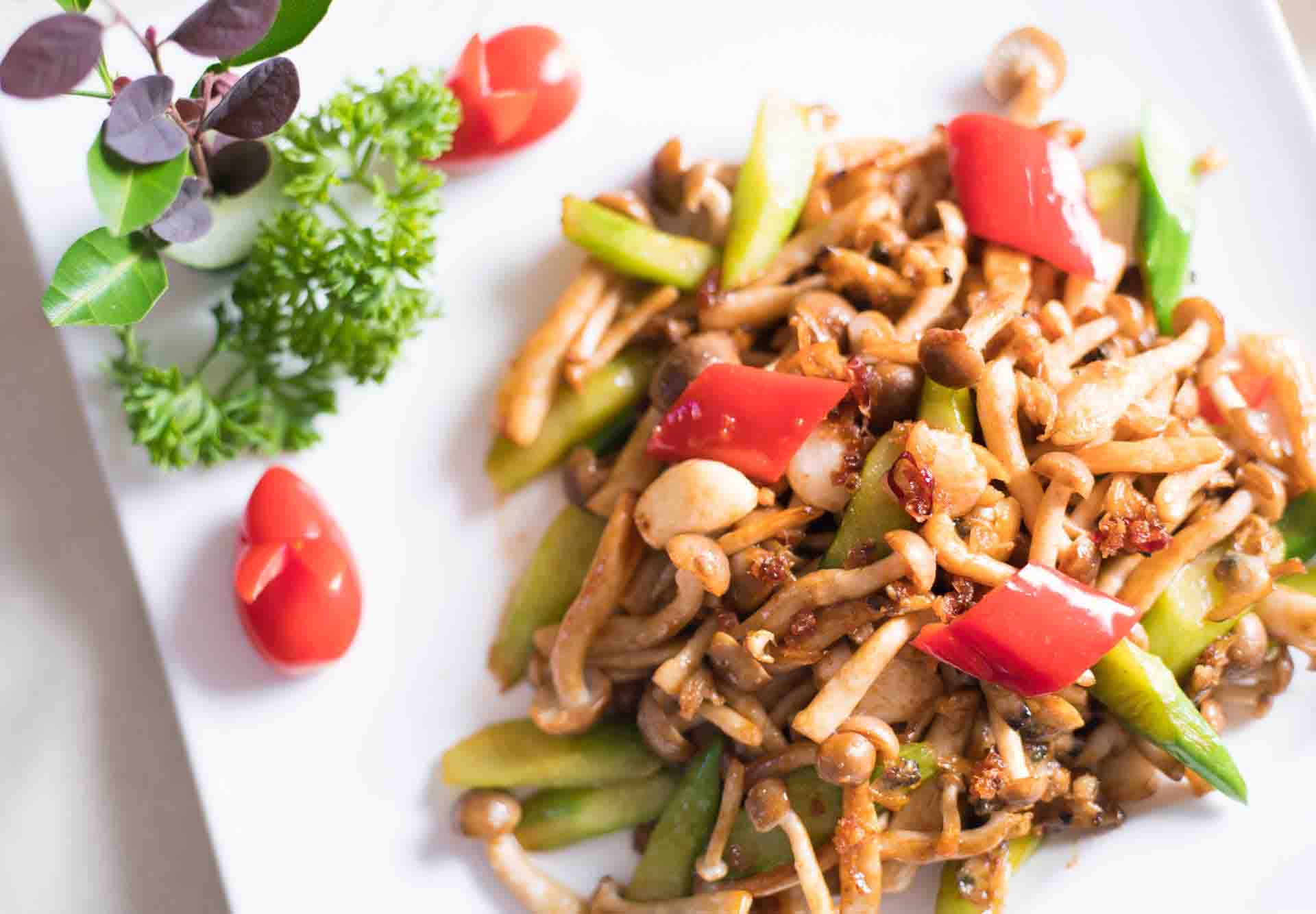 Chicken Stir-Fry with Crisp Bean Sprouts