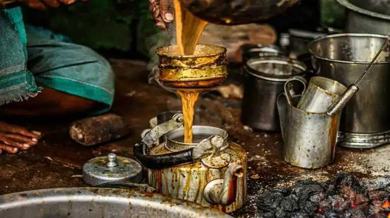 Tea being poured into a kettle at a tea stall in India. (Photo: Swastik Arora via unsplash)