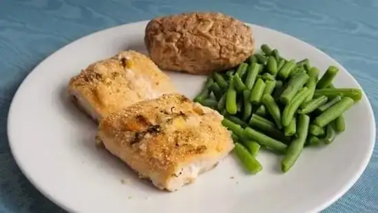 Green garlic crusted fish for making evening snack platter better. Recipe inside(Unsplash)