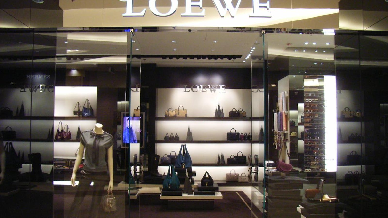 Магазин loewe. Магазин loewe. Loewe barcelona. Магазин loewe. Витрина loewe.