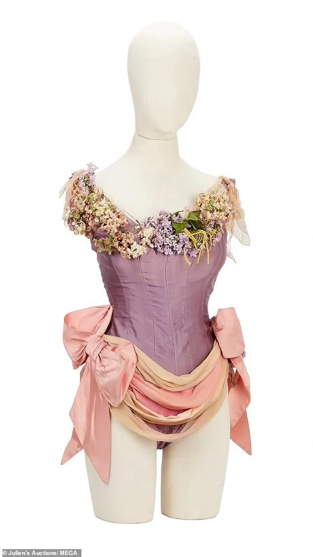 According to Julien's, the garment is expected to garner bidding in the range of $20,000-$40,000