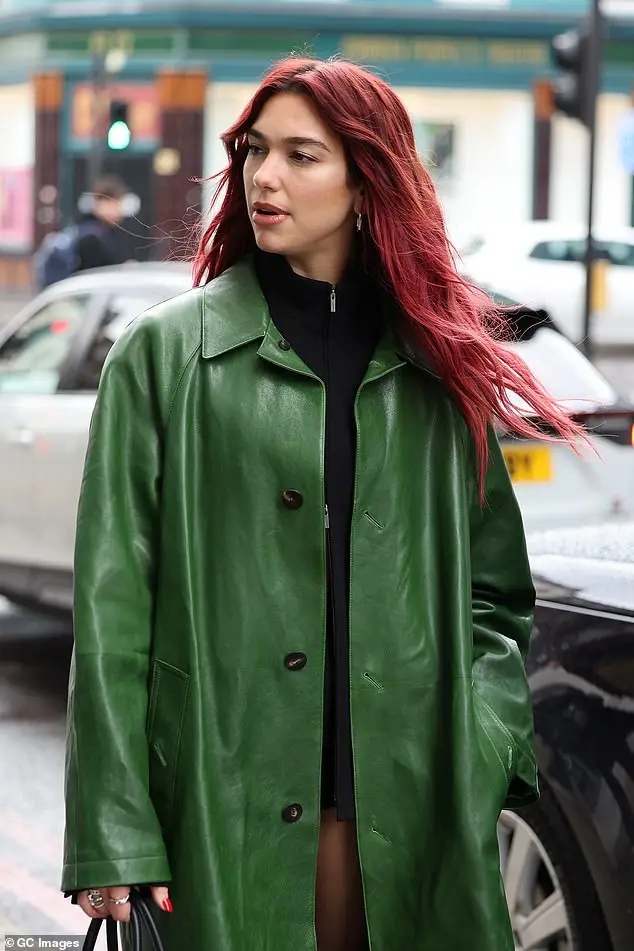 The beauty matched her red nail colour to her gorgeous red tresses