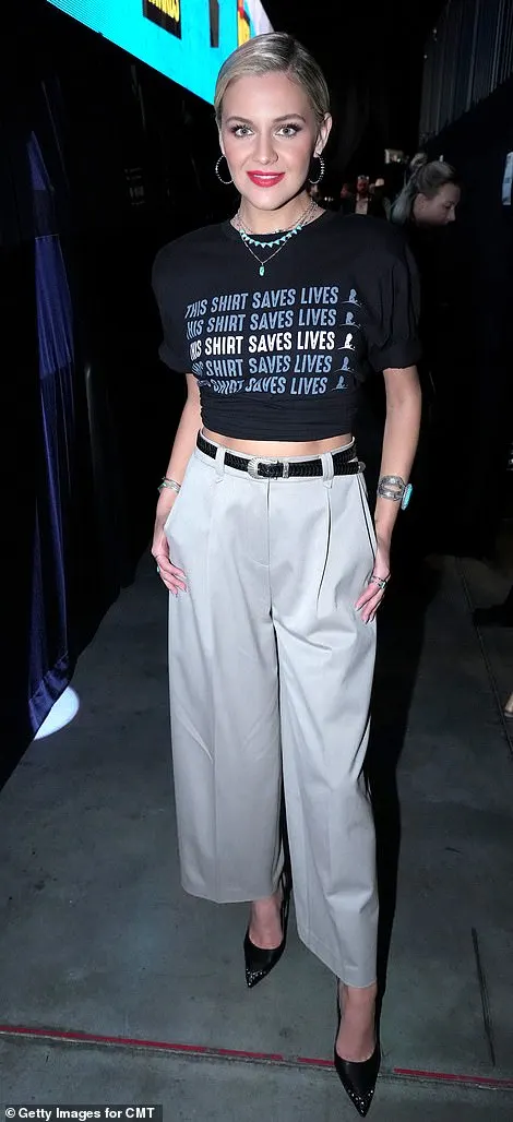 She later cut a casual figure in a pair of light gray, loose-fitting trousers that were held up with a thin, black belt that wrapped around her waist