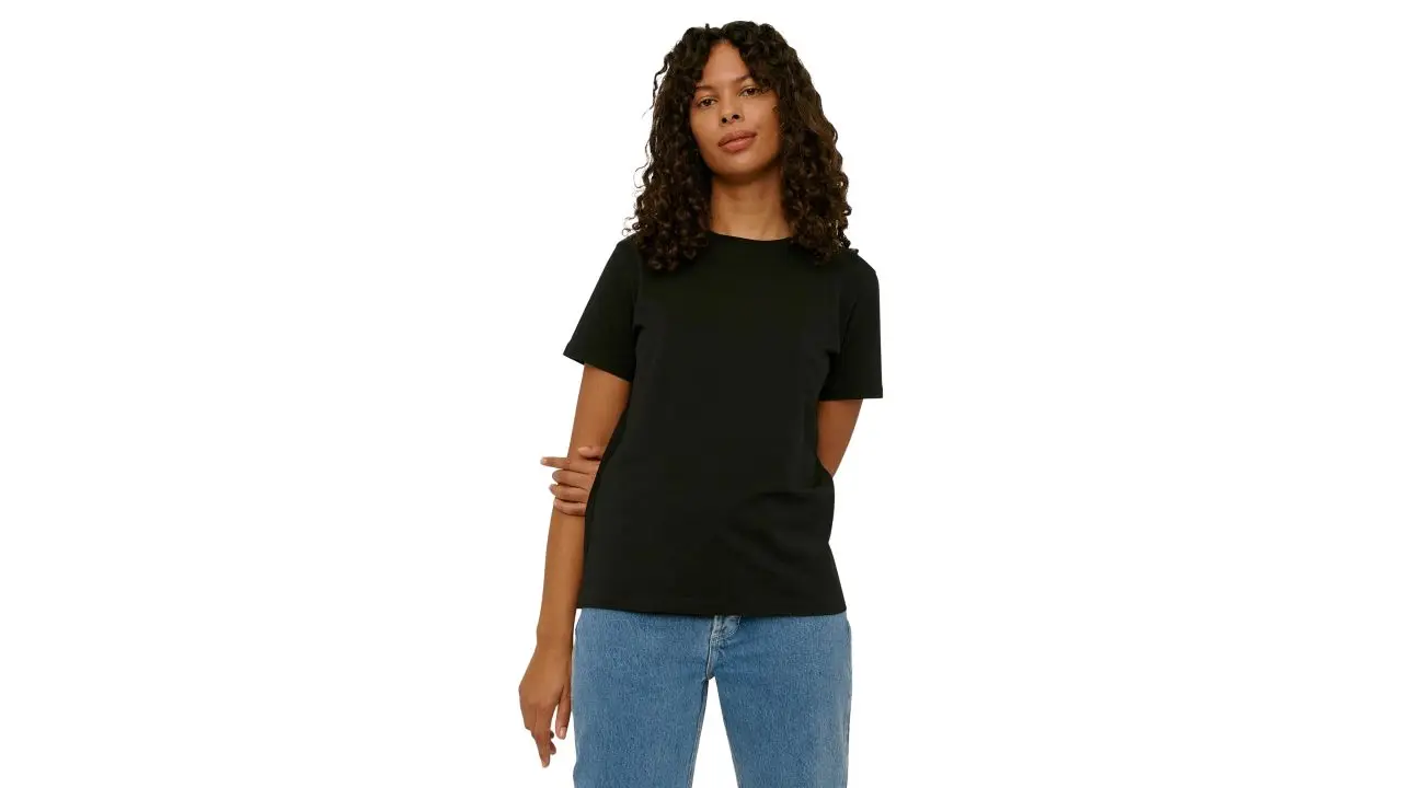 Woman wearing black organic basics true tee