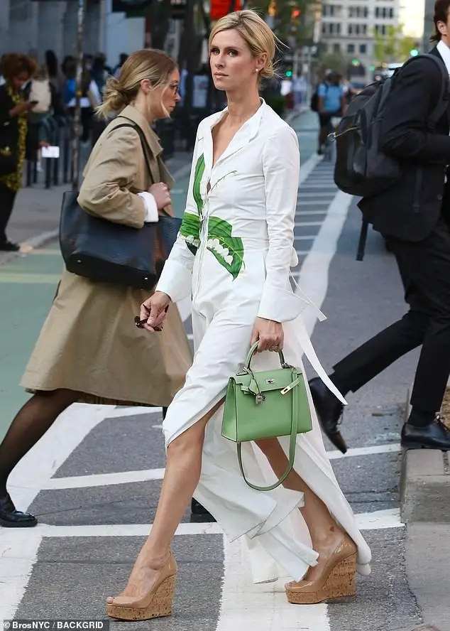 She paired colored platform sandals with her dress, and she also accessorized with glasses and earrings.