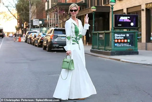 The mother-of-three flashed her cute smile while crossing a street