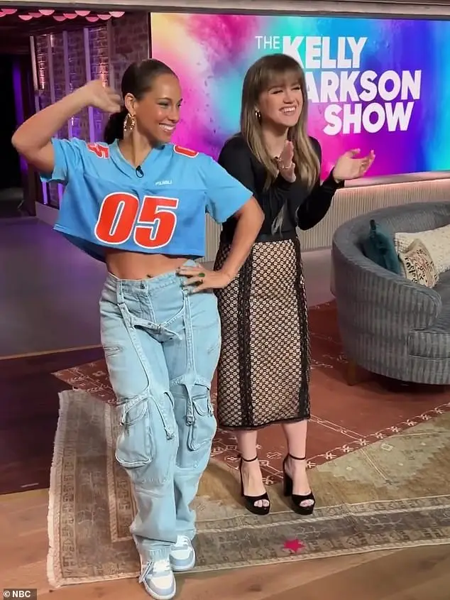 The talk show host, who recently admitted to taking weight loss drugs, introduces the singer as she gets ready to perform her songs from the musical