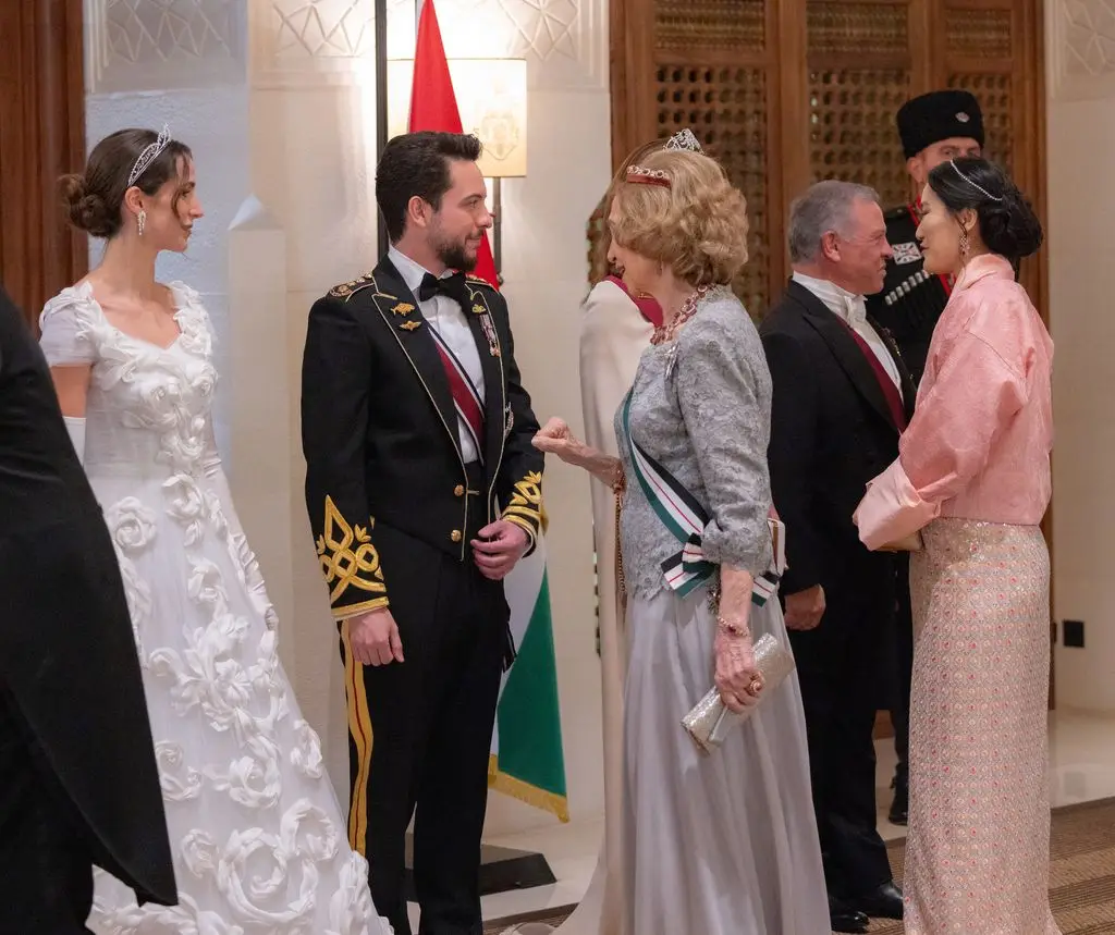 For the feast dinner, Princess Rajwa changed into a second wedding gown.