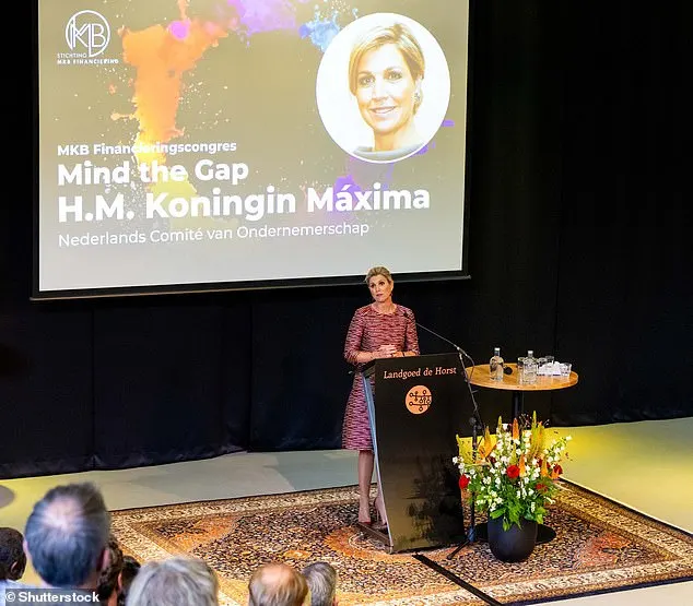 Fresh-faced and with her blond hair brushed back into a chignon, Máxima looked elegant and businesslike