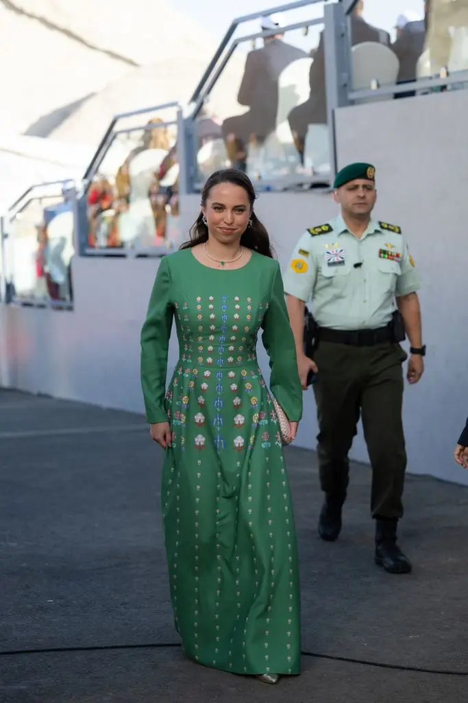 Princess Salma dingbat Abdullah stunned in a natural gown.