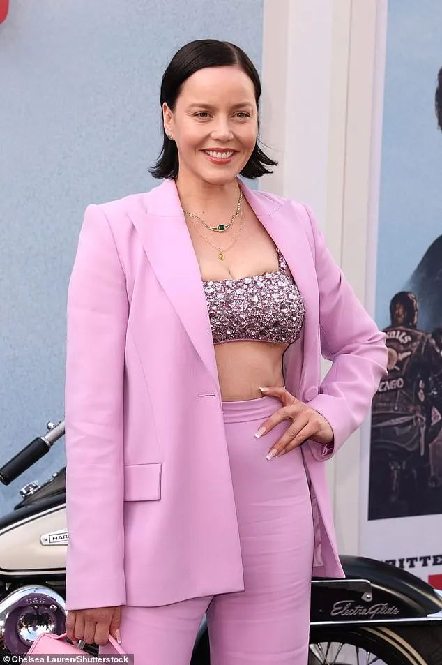 The Sucker Punch actress wore a pair of open-toed, white heels and carried a small, pastel pink purse in her right hand