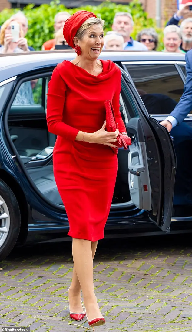 Queen Maxima looked elated when she saw the crowds that have gathered, smiling eagerly.