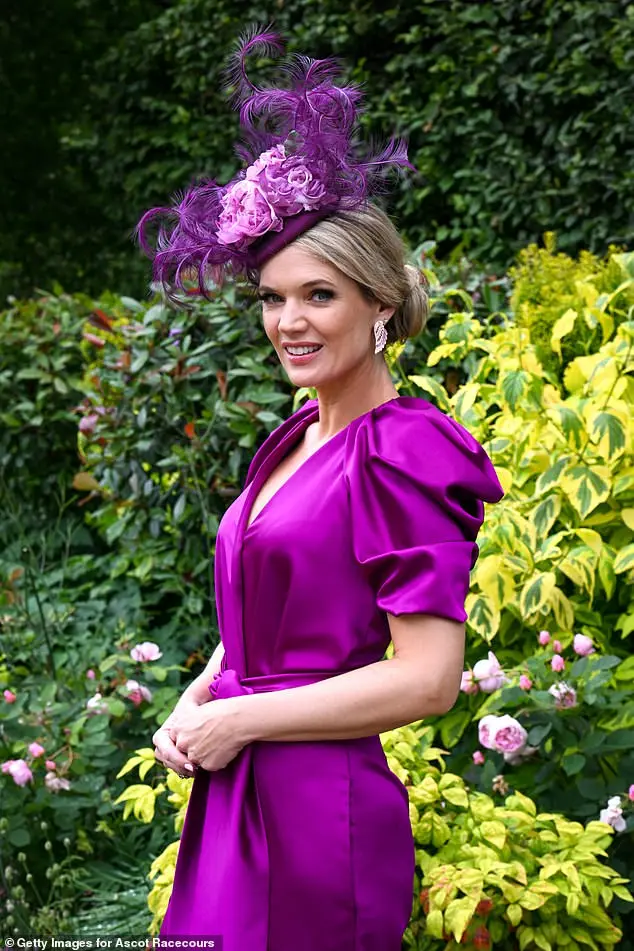 The blonde beauty paired her stunning one-piece with an extravagant floral featured fascinator