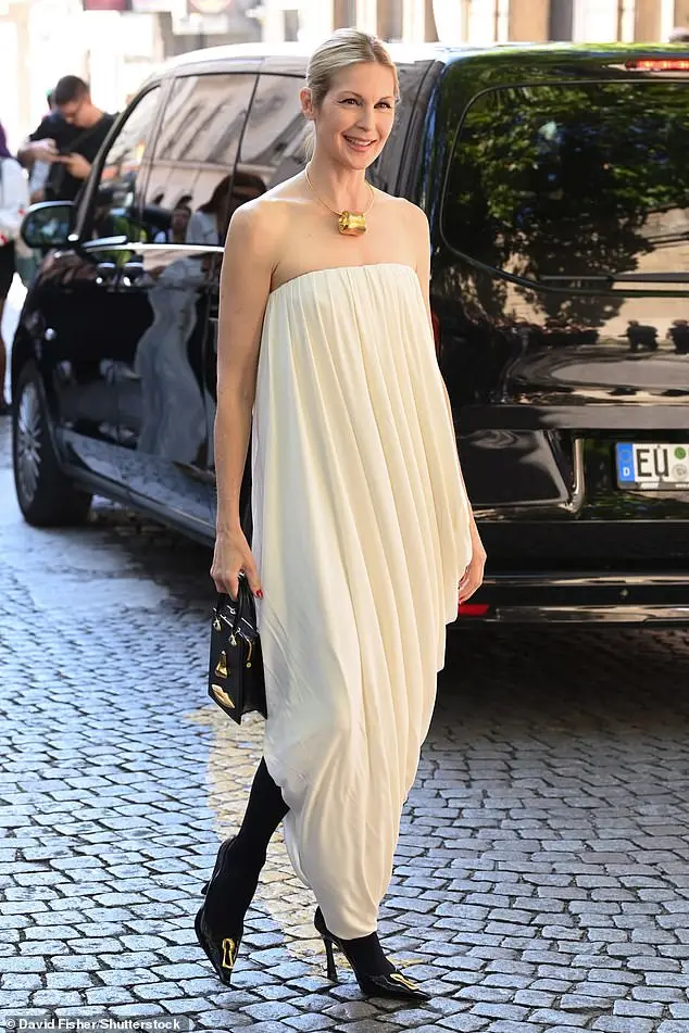 Kelly Rutherford looked incredible in a white strapless dress with a pleated detail