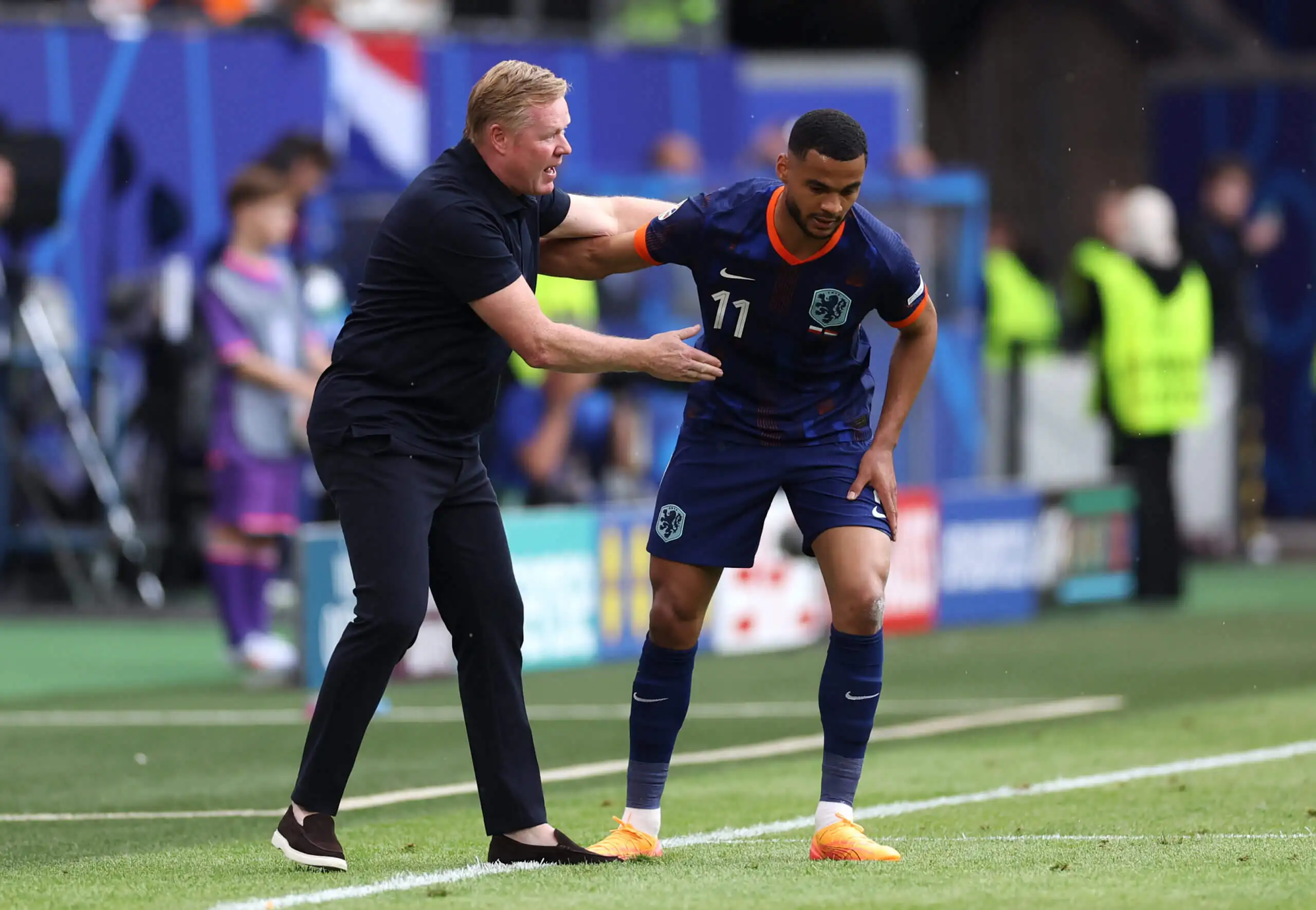 Ronald Koeman and Cody Gakpo embrace near the dugout