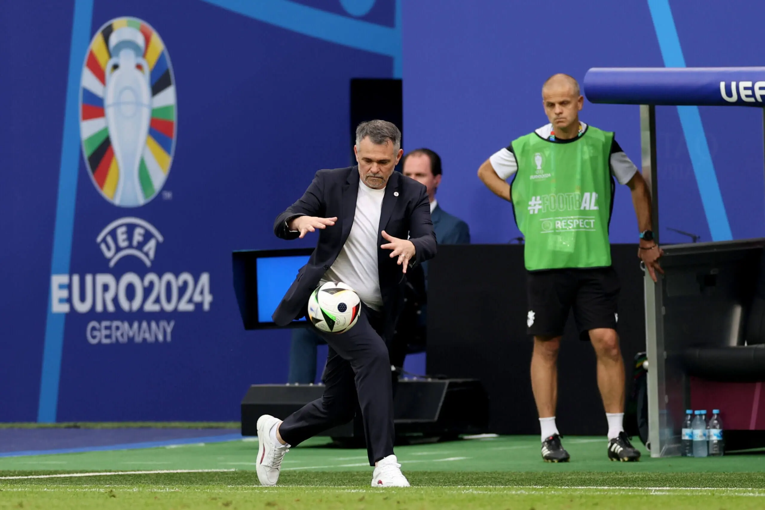 Willy Sagnol catches the ball