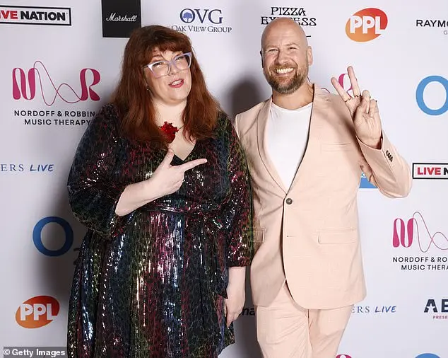 The pair made peace signs as they posed for pictures