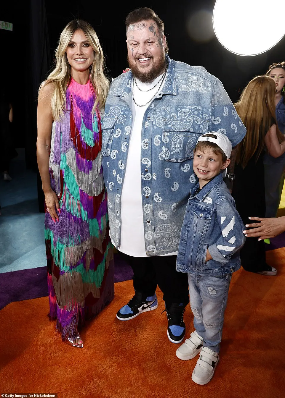 The music artist and his son, Noah, flashed cheerful smiles as they paused to take a photo with Heidi Klum