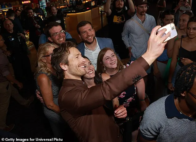 Greeted by plenty of fans, Glen eagerly posed for selfies with those in attendance