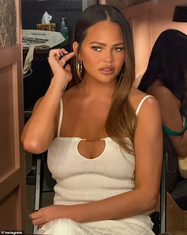 The model shared a snap of her last minute preparations before hitting the convention floor