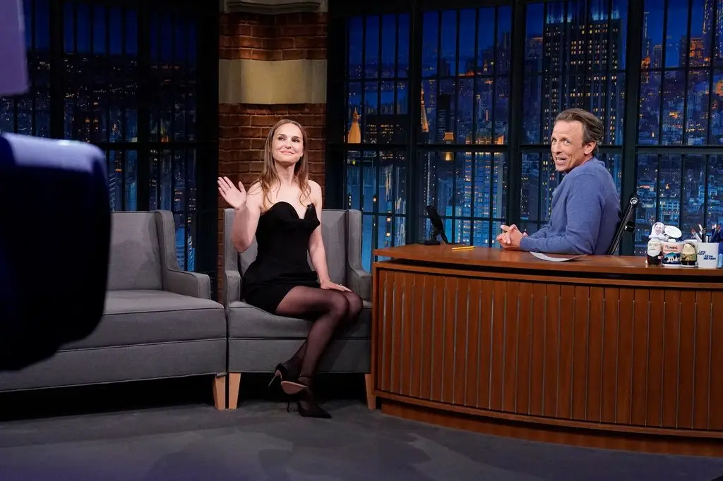 Natalie Portman in LBD on Seth Meyers show