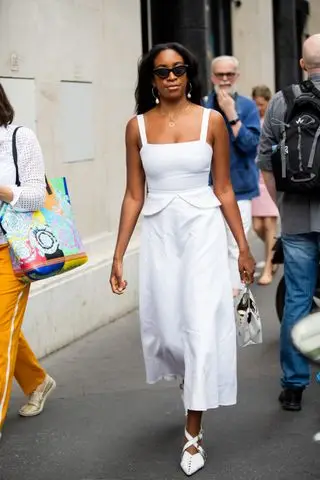 woman wearing dress and pumps