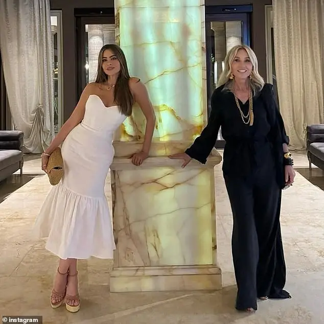 The former Modern Family star struck a pose with Soare in the lobby of the restaurant where she announced: '[Let] the eating begin @anastasiasoare