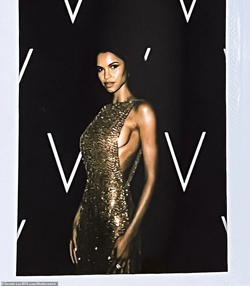 Daiane also showed off her outfit as she took a quick Polaroid photo during the night