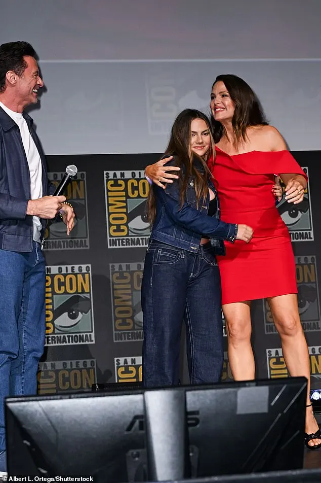 Jennifer wrapped her arm around co-star Dafne Keen