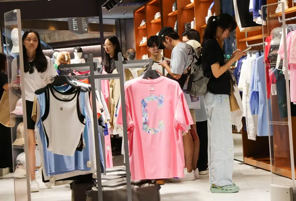 According to representatives from the Hong Kong financial business, customers may still be willing to pay more for better customer service at local fashion stores. Photo: Jelly Tse image