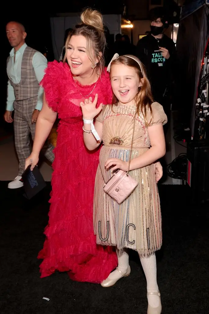 Kelly Clarkson and River Rose Blackstock attend the 2022 People's Choice Awards