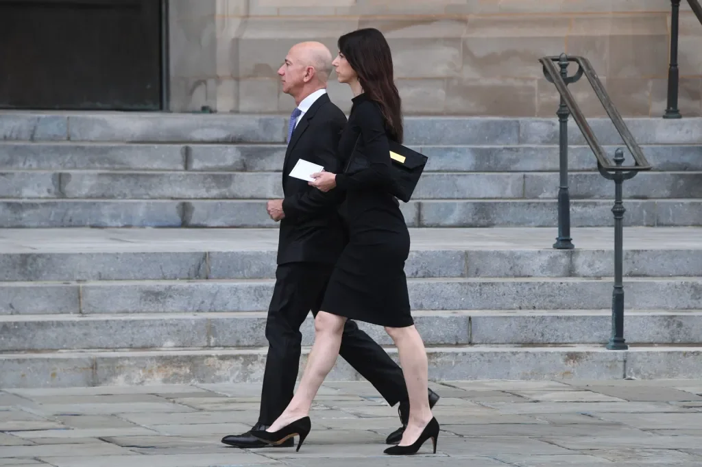 Jeff Bezos ( L ) and MacKenzie Scott. ( JIM WATSON/AFP via Getty Images )