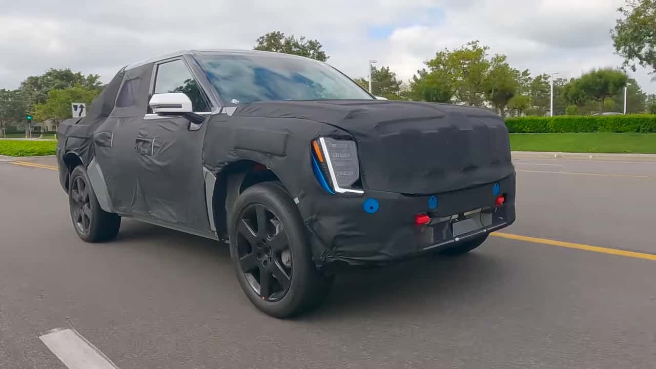 Kia electric mid-size pickup spotted testing in the United States (Source: KindelAuto / YouTube)