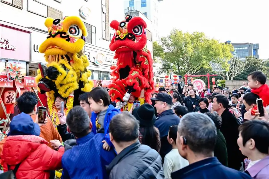 Sunny outlook as travelers enjoy Spring Festival