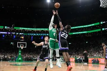 Jrue Holiday (4) shoots the ball over Sacramento Kings guard Keon Ellis (23).